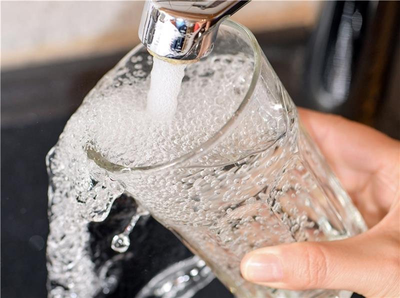 Ende der Wasserkrise auf der Geest? – Neue Leitung geht ans Netz So soll es sein: Das Leitungswasser sprudelt aus dem Hahn ins Trinkglas. Foto: Patrick Pleul/zb/dpa