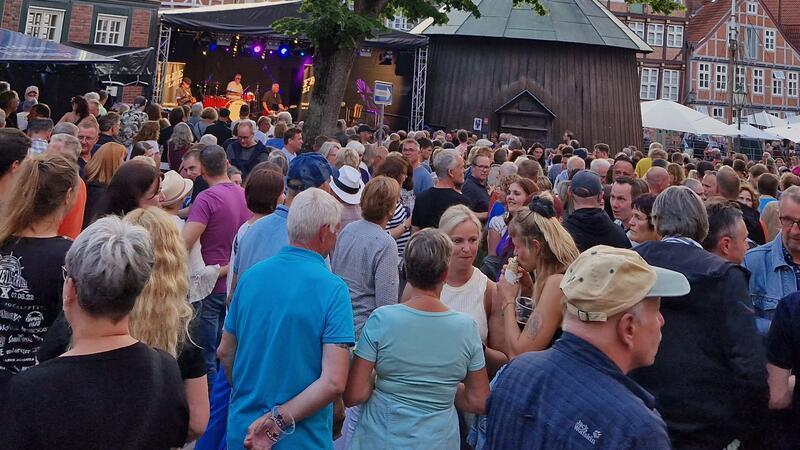 So feiert Stade sein neues Altstadtfest So soll es sein: Ein lauer Sommerabend und dichtes Gedränge am Fischmarkt.
