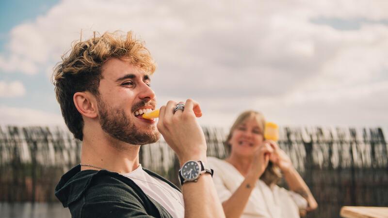„Öko-Test“: Mehr als jedes vierte Frucht- und Wassereis ist eiskalt daneben So soll es sein: Eis unbeschwert genießen - doch laut Ökotest schneiden viele der getesteten Frucht- und Wassereissorten eher unbefriedigend ab.