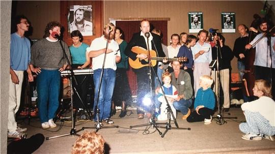 So spielte sich damals das Folk-Festival im Hotel Müller ab. Die Gäste sangen die plattdeutschen Lieder von Helmut Debus (Mitte) einfach mit.