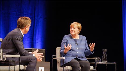 So viel Lob für Merz hatte Merkel schon lange nicht mehr übrig.