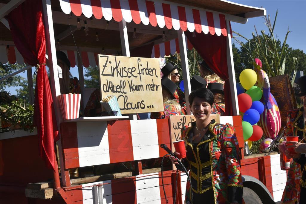 So vielfältig und bunt waren die Menschen auf dem Ernteumzug in Bargstedt 2024 u...