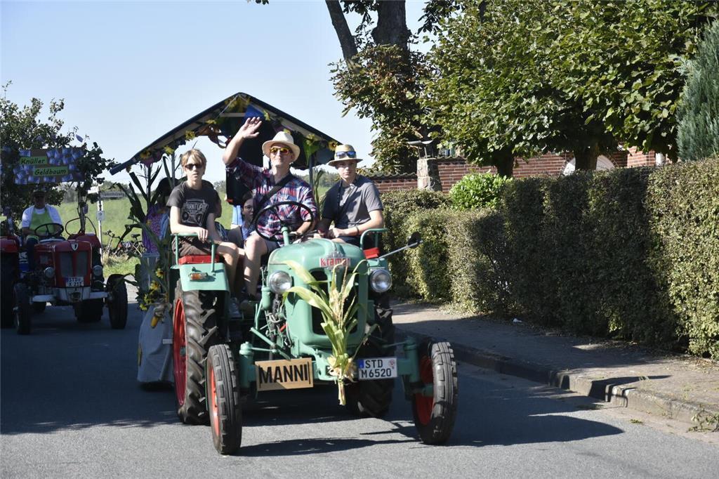 So vielfältig und bunt waren die Menschen auf dem Ernteumzug in Bargstedt 2024 u...