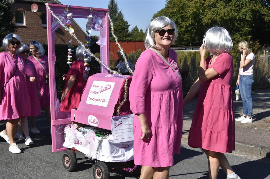 So vielfältig und bunt waren die Menschen auf dem Ernteumzug in Bargstedt 2024 u...