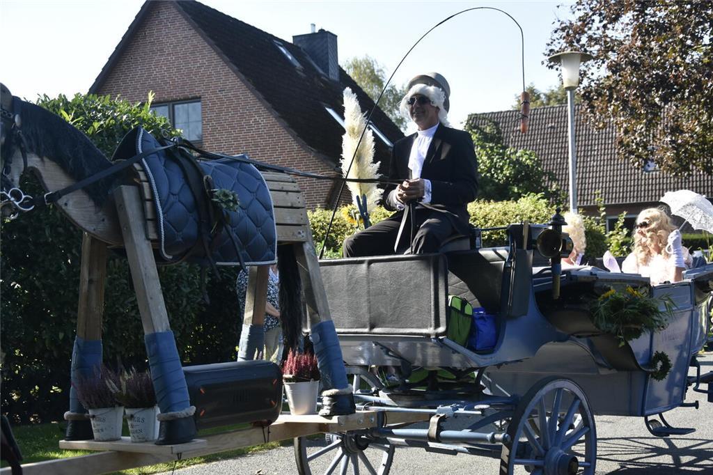 So vielfältig und bunt waren die Menschen auf dem Ernteumzug in Bargstedt 2024 u...