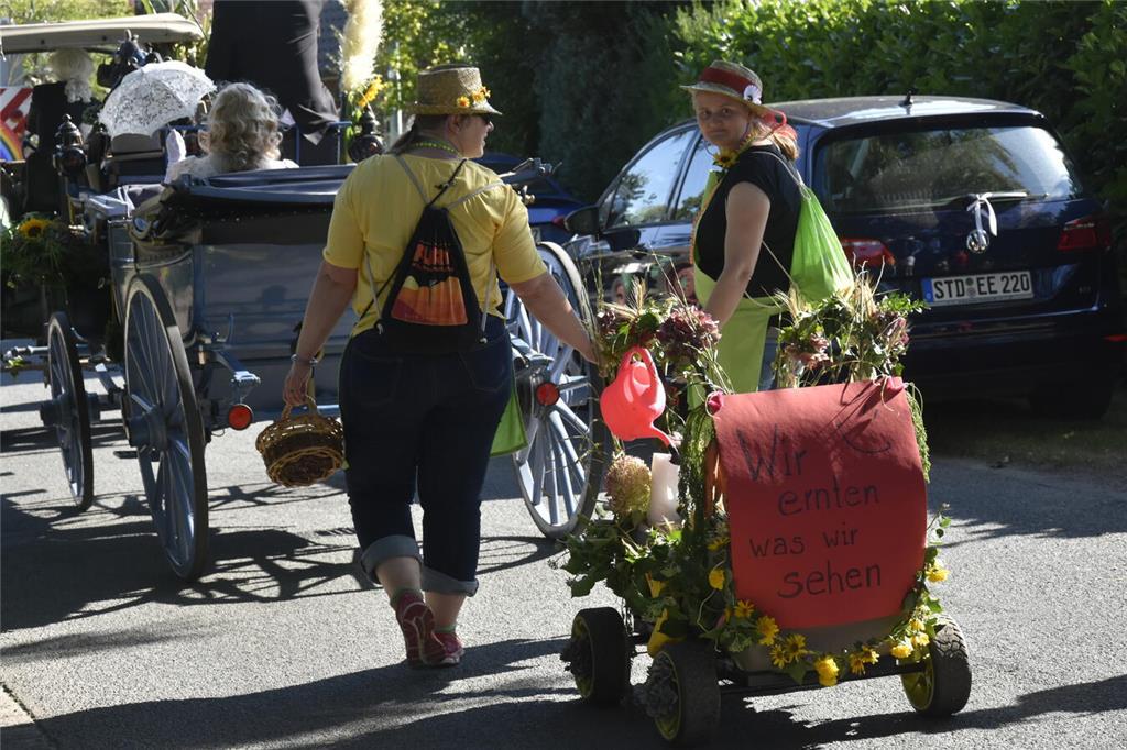 So vielfältig und bunt waren die Menschen auf dem Ernteumzug in Bargstedt 2024 u...