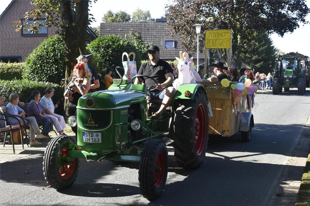 So vielfältig und bunt waren die Menschen auf dem Ernteumzug in Bargstedt 2024 u...