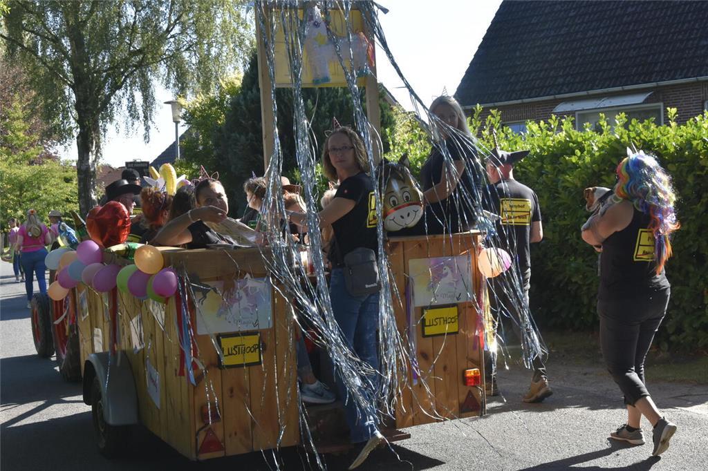 So vielfältig und bunt waren die Menschen auf dem Ernteumzug in Bargstedt 2024 u...