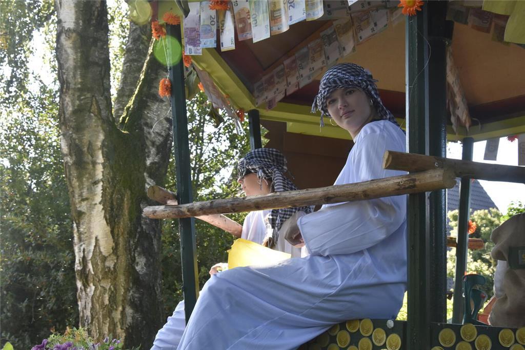 So vielfältig und bunt waren die Menschen auf dem Ernteumzug in Bargstedt 2024 u...