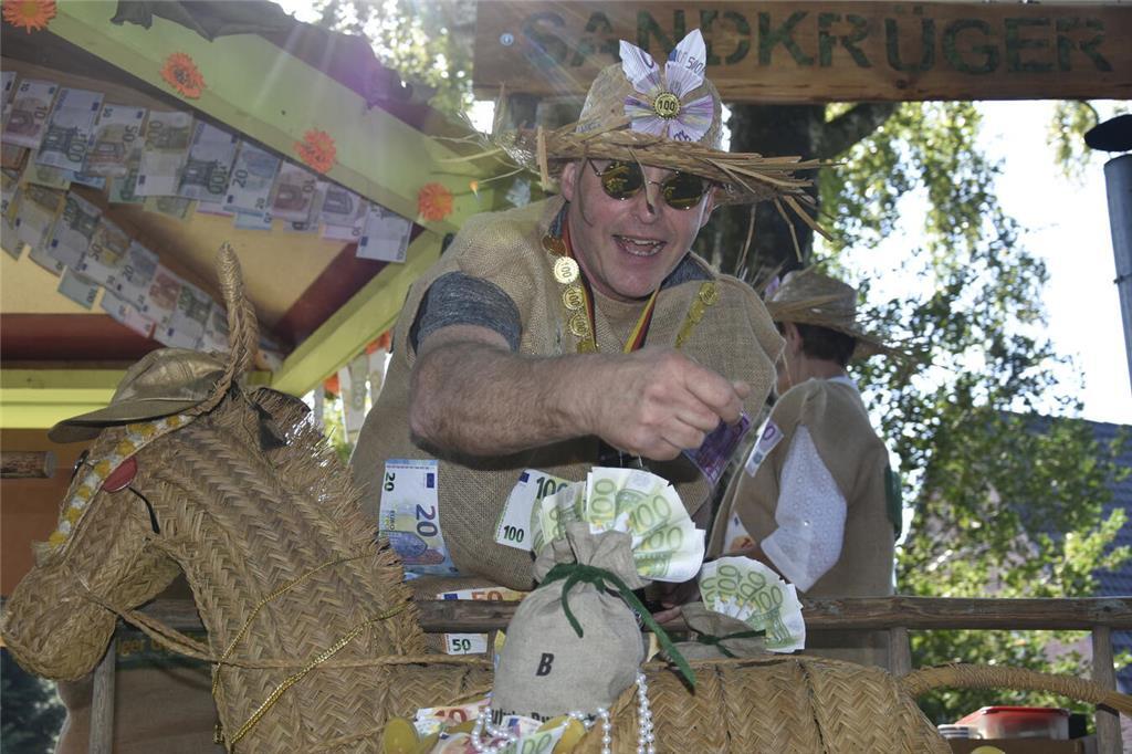 So vielfältig und bunt waren die Menschen auf dem Ernteumzug in Bargstedt 2024 u...