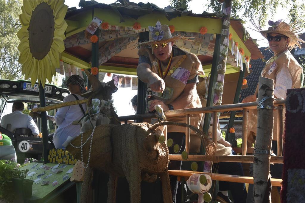 So vielfältig und bunt waren die Menschen auf dem Ernteumzug in Bargstedt 2024 u...