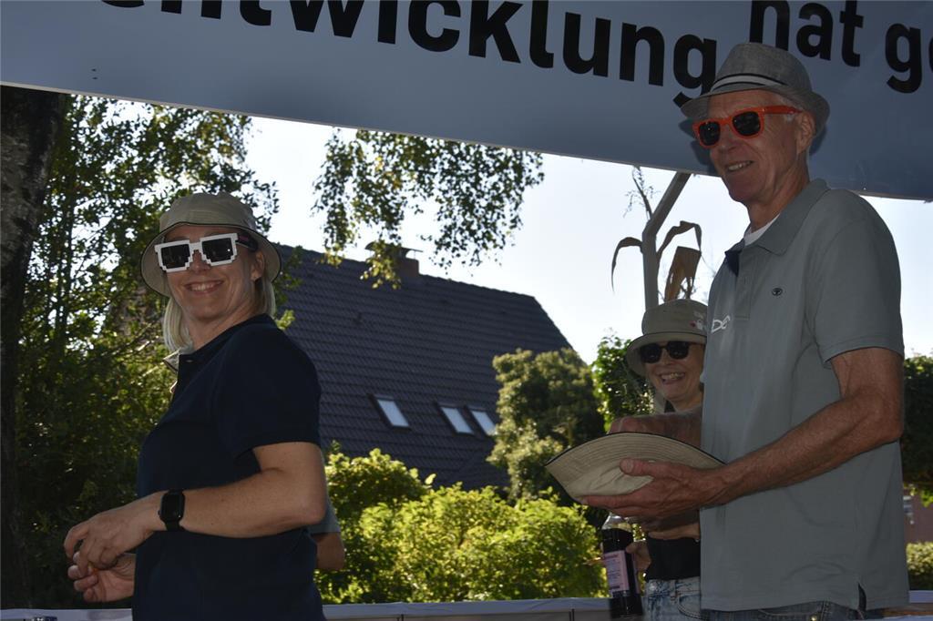 So vielfältig und bunt waren die Menschen auf dem Ernteumzug in Bargstedt 2024 u...