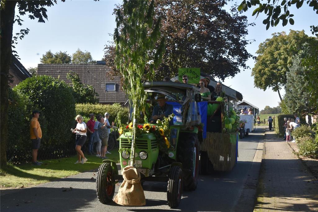 So vielfältig und bunt waren die Menschen auf dem Ernteumzug in Bargstedt 2024 u...
