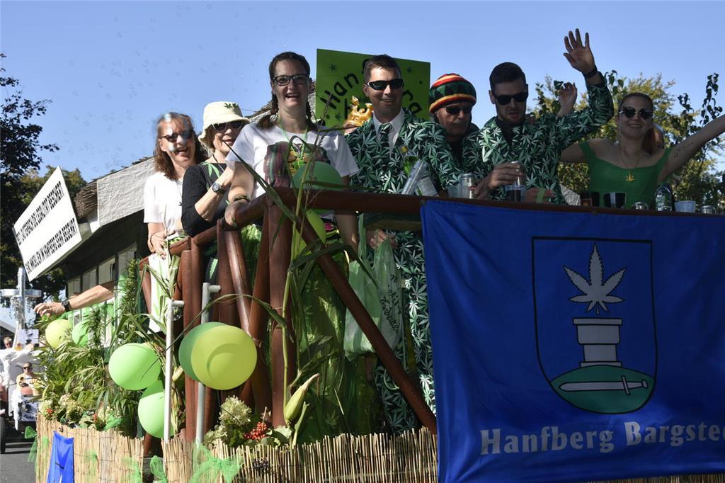 So vielfältig und bunt waren die Menschen auf dem Ernteumzug in Bargstedt 2024 u...