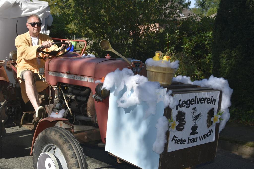 So vielfältig und bunt waren die Menschen auf dem Ernteumzug in Bargstedt 2024 u...