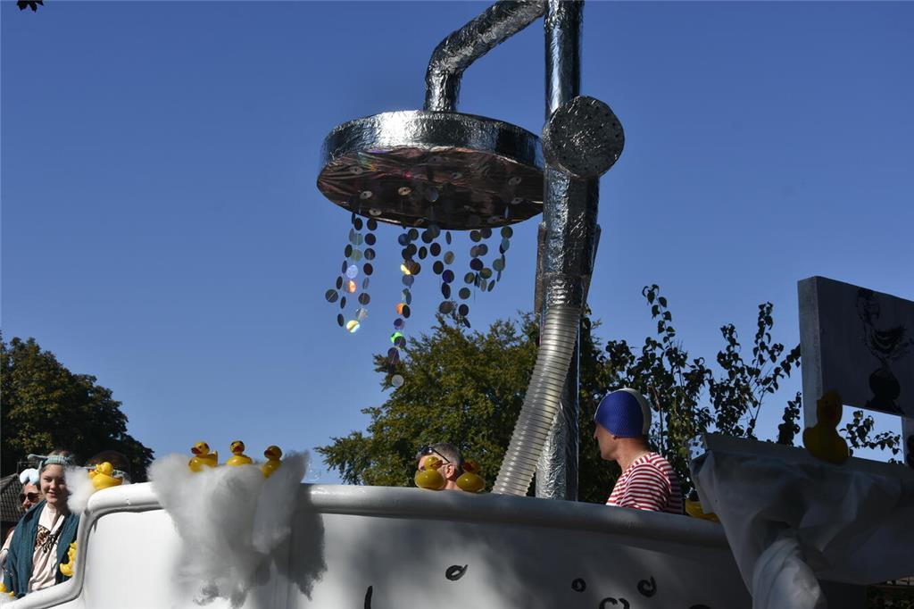 So vielfältig und bunt waren die Menschen auf dem Ernteumzug in Bargstedt 2024 u...