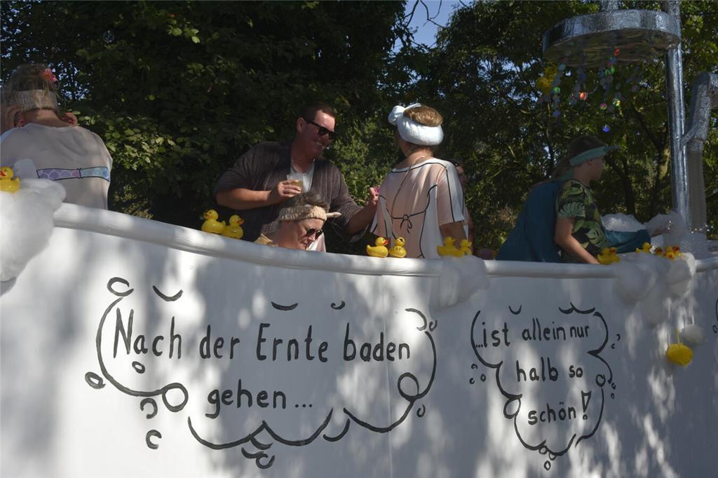 So vielfältig und bunt waren die Menschen auf dem Ernteumzug in Bargstedt 2024 u...