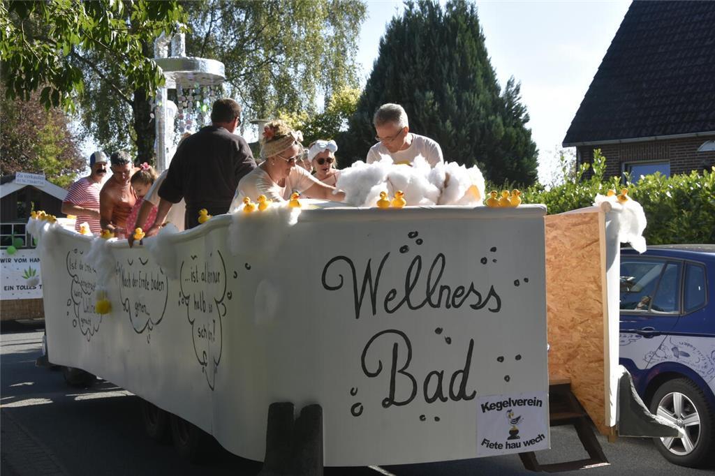 So vielfältig und bunt waren die Menschen auf dem Ernteumzug in Bargstedt 2024 u...