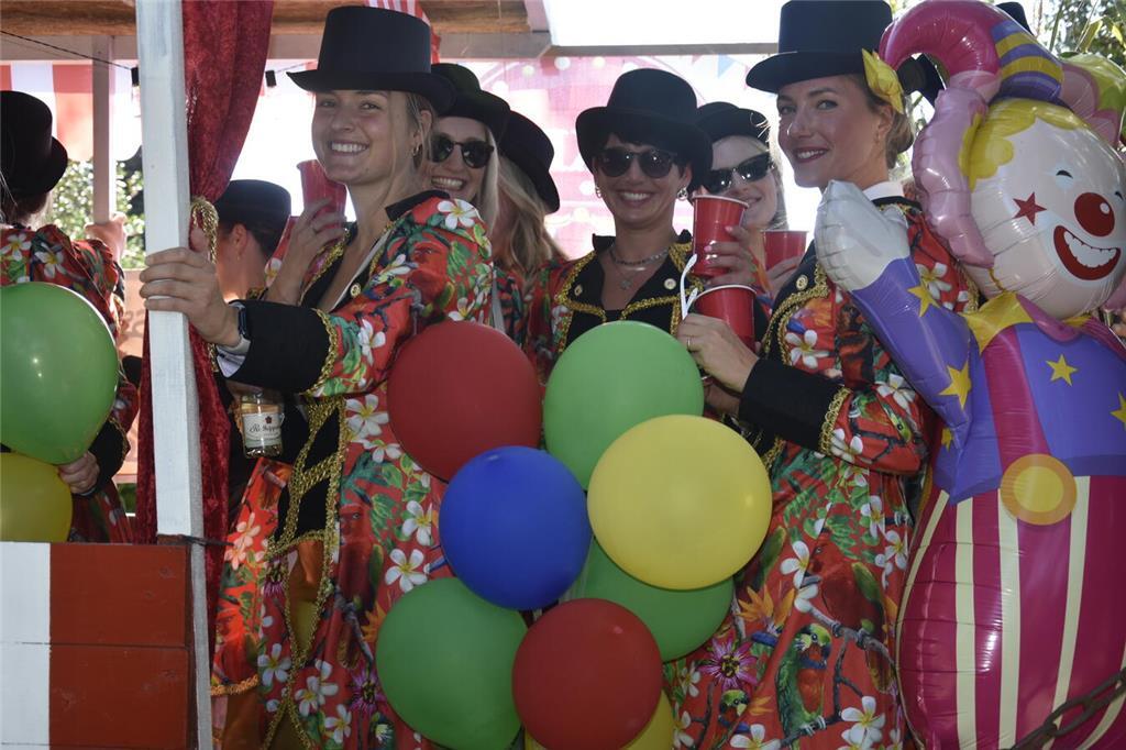 So vielfältig und bunt waren die Menschen auf dem Ernteumzug in Bargstedt 2024 u...