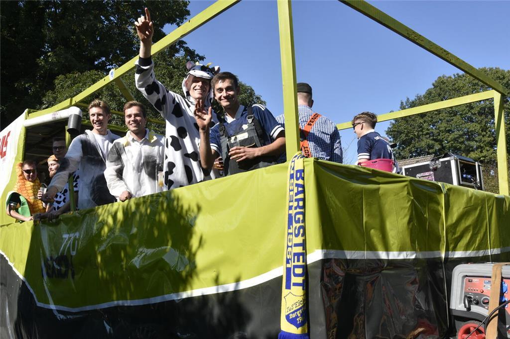 So vielfältig und bunt waren die Menschen auf dem Ernteumzug in Bargstedt 2024 u...