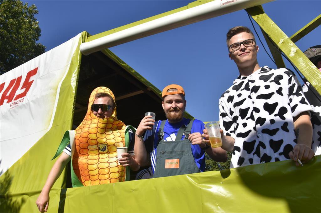 So vielfältig und bunt waren die Menschen auf dem Ernteumzug in Bargstedt 2024 u...