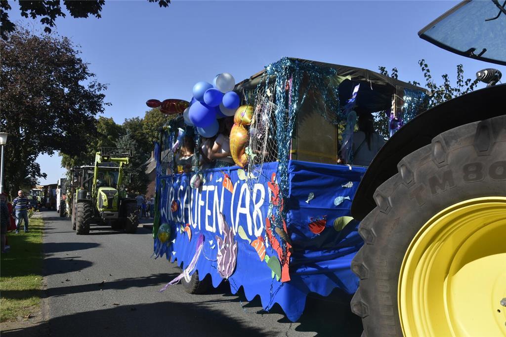 So vielfältig und bunt waren die Menschen auf dem Ernteumzug in Bargstedt 2024 u...