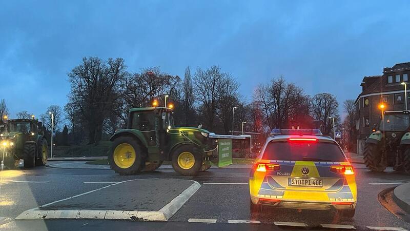 So war es am 20. Dezember: Trecker-Kolonnen legten den Verkehr in Stade lahm.
