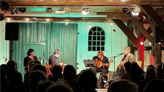 So wie Dinner for One zu Silvester ist für viele „Weihnachten nach Hause“ eine Tradtion zur Weihnachtszeit.