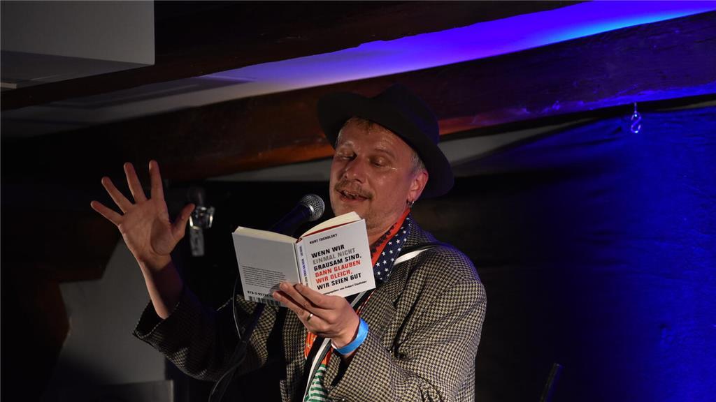 So wie Schauspieler Robert Stadlober Kurt Tucholsky rezitiert und vertont, leuch...