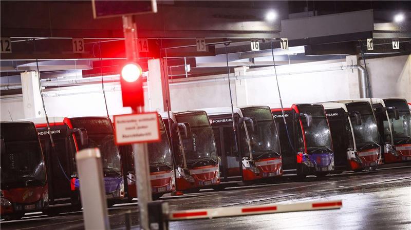 So wie bereits Anfang Februar könnte es wegen eines Warnstreiks wieder auf dem Busbetriebshof Alsterdorf aussehen. Die Busse bleiben im Depot. (Archivbild)