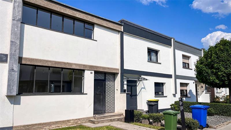 „Lonely Planet“: Dessau global unter Top-Reisezielen 2027 So wie das Haus Anton (links) sahen bei der Fertigstellung alle Häuser in der Siedlung Dessau-Törten aus. Inzwischen sind die meisten mehr oder weniger umgebaut worden. (Archivbild)