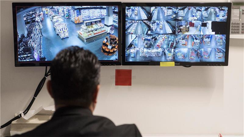 „Oft Messer oder Schlagringe dabei“: Das erlebt ein Supermarkt-Detektiv So wie der Detektiv auf diesem Symbolfoto hat auch Andreas Hausner in seinem Büro jedes Eck im Supermarkt im Blick.