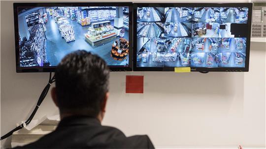 So wie der Detektiv auf diesem Symbolfoto hat auch Andreas Hausner in seinem Büro jedes Eck im Supermarkt im Blick.