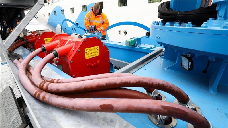 Rendsburger Hafen bekommt Landstromversorgung So wie die Anlage in Hamburg-Altona sehen Landstromverbindungen für Schiffe aus.