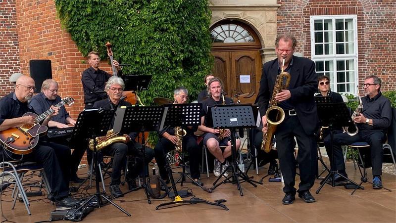 So wie hier beim kleinen Schlossfest in Agathenburg hat der Soundtrain schon an verschiedenen Stationen musikalisch Dampf gemacht.