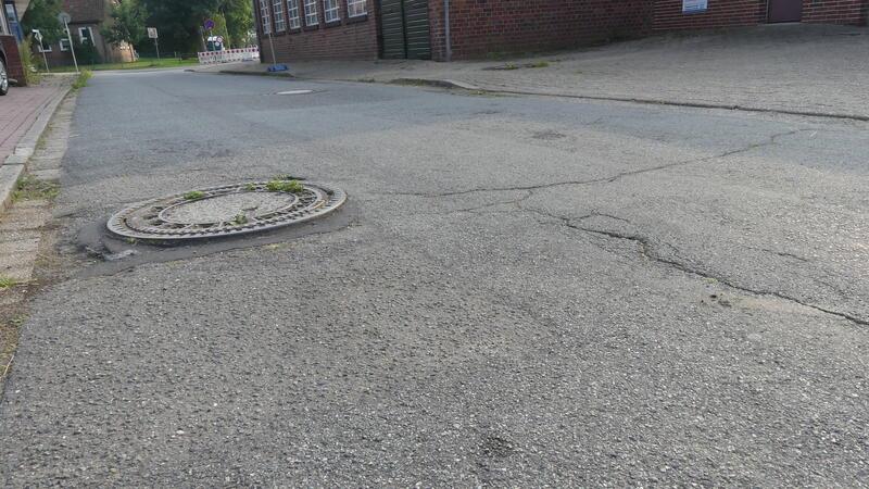 Diese maroden Straßen in Drochtersen sollen saniert werden So wie hier in der Alten Schulstraße in Assel dellt und wellt es sich vielerorts auf Drochtersens Gemeindestraßen.