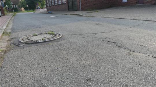 So wie hier in der Alten Schulstraße in Assel dellt und wellt es sich vielerorts auf Drochtersens Gemeindestraßen.