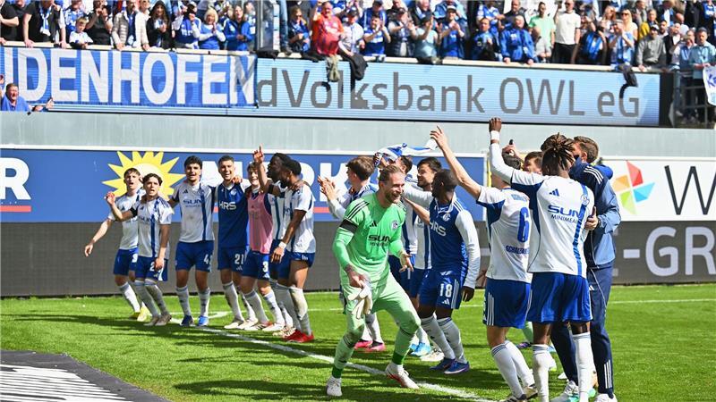 So will Schalke auch am Samstag feiern: Spieler auf dem Rasen, Fans auf der Tribüne. (Archivbild)