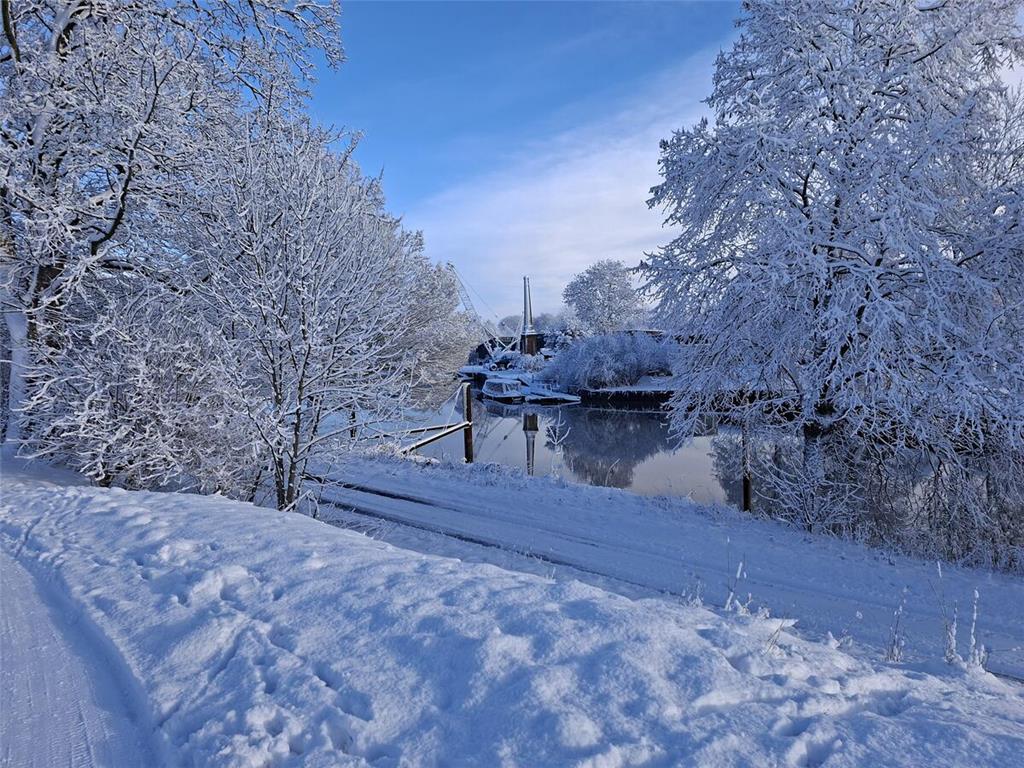 So winterlich sah es am Samstagmittag am Gauensieker Hafen aus.