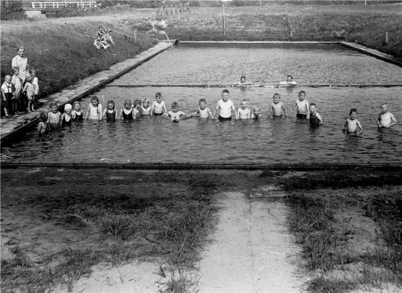 So wurde 1941 an der Aue bei Bargstedt gebadet. Links im Hintergrund ist die Aue-Brücke zu sehen. Der Fotograf steht am Umkleidehaus. Fotos: Hillmer, Samtgemeindearchiv (2)/Fehlbus (5)