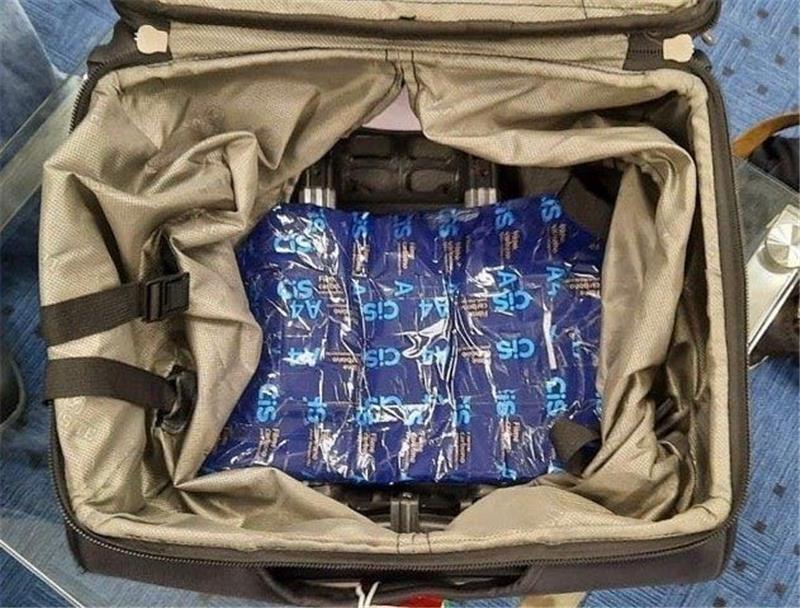 Hoffnung auf Erbschaft: Mann wird zum Drogenkurier So wurde das Kokain im Koffer versteckt. Foto: Zollfahndungsamt Hamburg