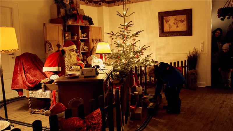 Christkindmarkt und Weihnachtsmann-Umzug: Planungsteam im Endspurt Sobald er hinter seinem Schreibtisch Platz genommen hat, ist der Weihnachtsmann in seiner Stube in Himmelpforten für die Kinder da.