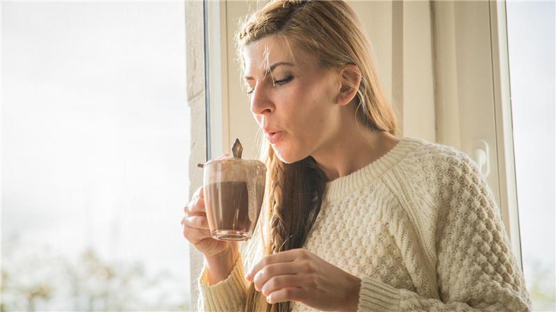So wirkt sich Schokolade auf die Gesundheit aus Sobald es draußen kälter ist und die Tage kürzer werden, ist eine heiße Schokolade ein wahrer Genuss.