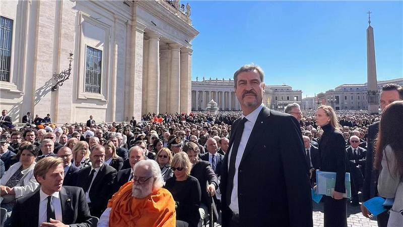 Söder steht auf dem Petersplatz.