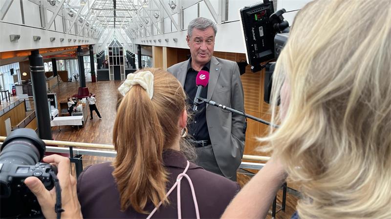 Söders Auftritt im norddeutschen „Exil“ sorgte für reichlich Medieninteresse in Stade.