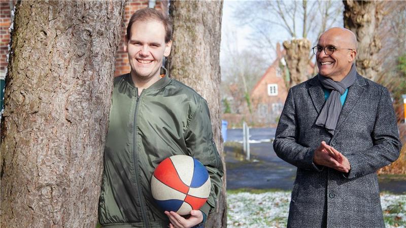 Söhnke nimmt fast 90 Kilogramm ab – ohne Diät Söhnke (links) und sein Mentor Alfred Thaden. Der Fachmann für ambulante psychiatrische Pflege hat dem 20-Jährigen neues Selbstvertrauen geschenkt. Foto: Heike Leuschner