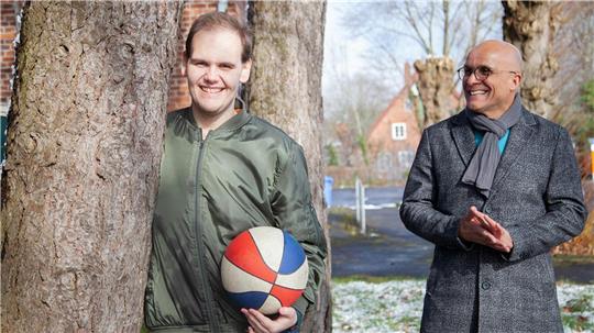 Söhnke (links) und sein Mentor Alfred Thaden. Der Fachmann für ambulante psychiatrische Pflege hat dem 20-Jährigen neues Selbstvertrauen geschenkt. Foto: Heike Leuschner