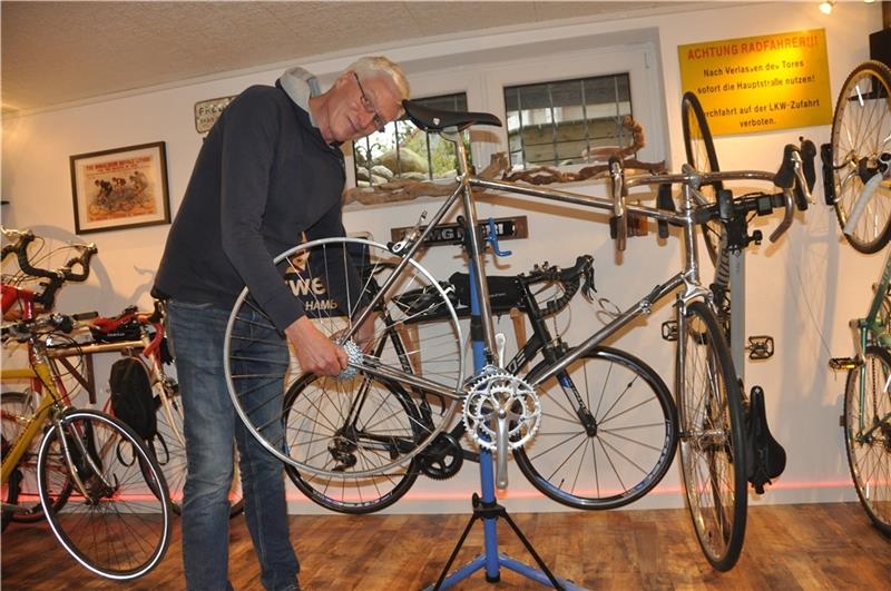 Sönke Dethloff liebt es, alten Rennrädern zu neuem Glanz zu verhelfen. Foto: Felsch