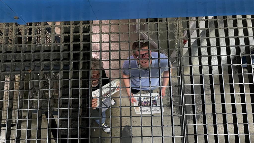 Sönke Giese, Anzeigenleiter Buxtehude, und Druckereileiter André Kunz mit der le...