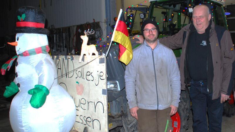 Sören Baumgarten (links) und Gerd König wollen auf die Lage der Bauern aufmerksam machen.